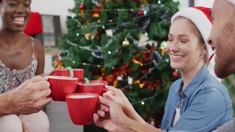 un grupo feliz de amigos diversos bebiendo cacao