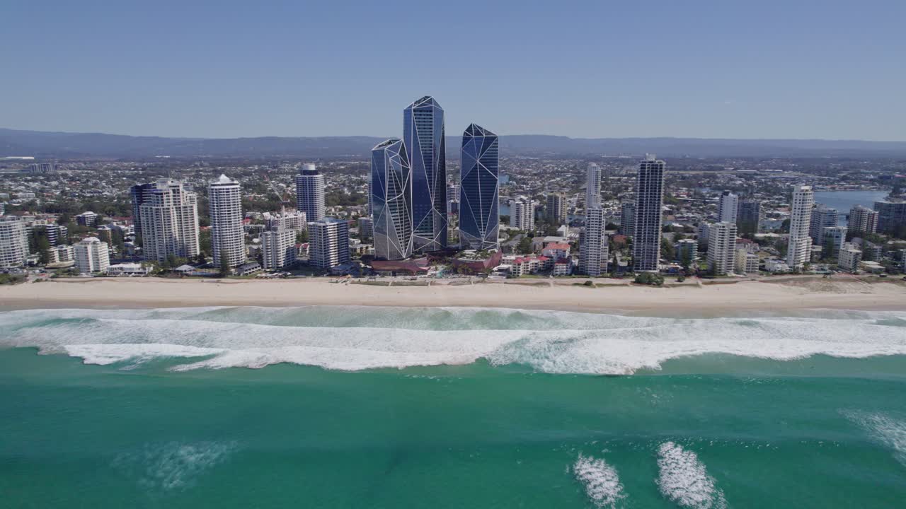 vista aérea de edificios y torres frente a la playa en surfers paradise, australia - disparo de drones