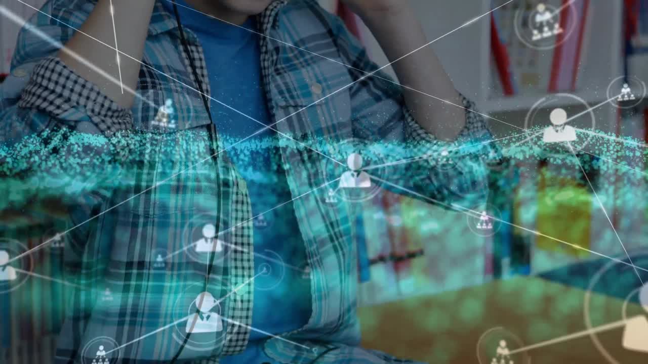 animación de la red de conexiones y brillo sobre un niño caucásico con auriculares usando una tableta