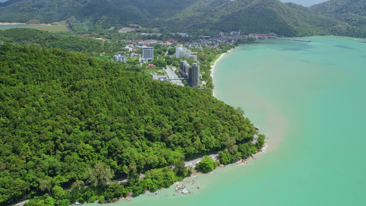 Cảnh quay drone xoay vòng điện ảnh tiết lộ thành phố ven biển Penang sôi động hiện ra từ rừng mưa nhiệt đới tươi tốt, nhìn ra làn nước màu ngọc lam, những bãi biển cát và phong cảnh núi non hùng vĩ ở Malaysia
