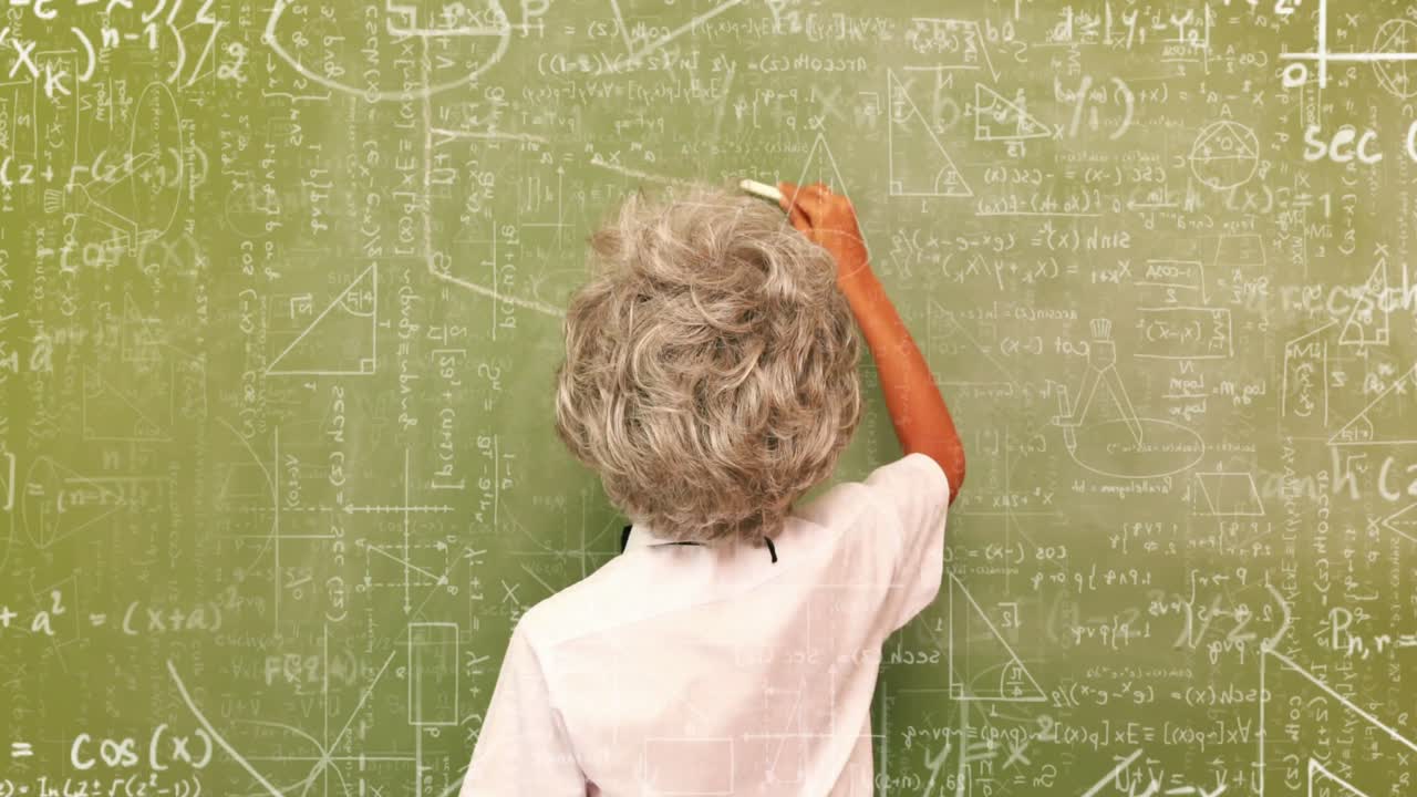 animación de ecuaciones matemáticas flotantes sobre la escritura del maestro en la pizarra