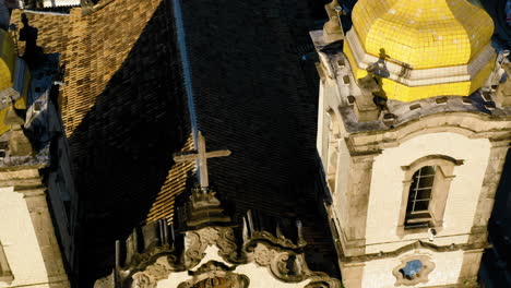 Vista-Aérea-De-La-Cima-De-La-Iglesia-Nosso-Senhor-Do-Bonfim,-La-Ciudad-Alrededor-Y-El-Océano-Al-Fondo,-Salvador,-Bahía,-Brasil