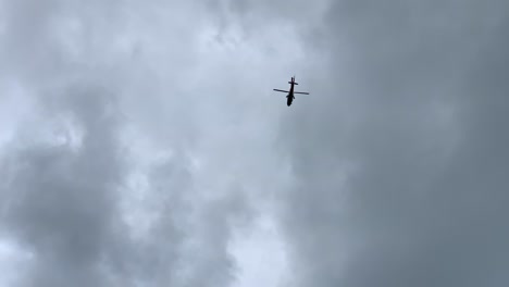 Helicóptero-De-Rescate-En-Vuelo-Sobre-La-Ciudad-De-Tatry-En-Un-Día-Nublado---Tiro-Inclinado-Hacia-Arriba