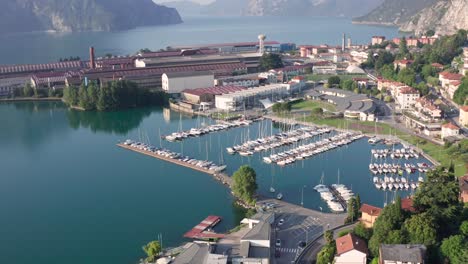 Fantastische-Luftaufnahme-Des-Hafens-Von-Lovere,-Iseo-See,-Lombardei,-Italien