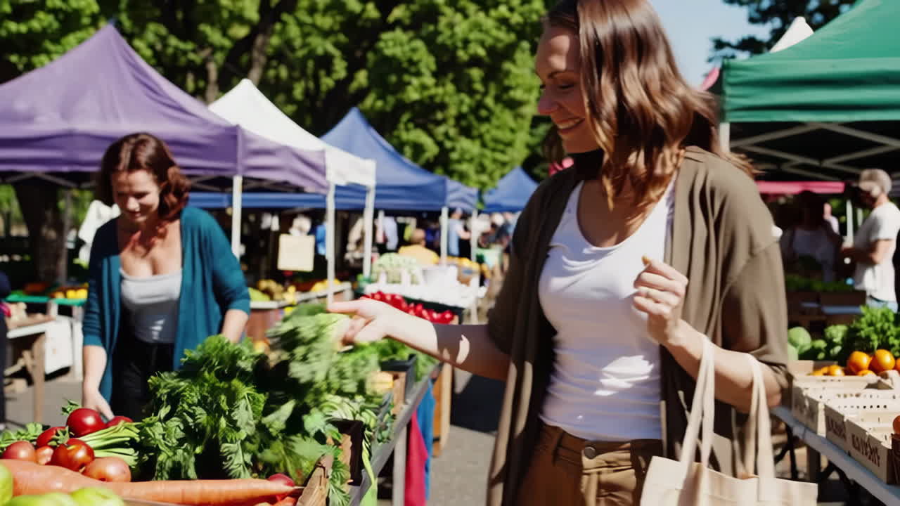 농부 시장 에서 쇼핑 하는 여자