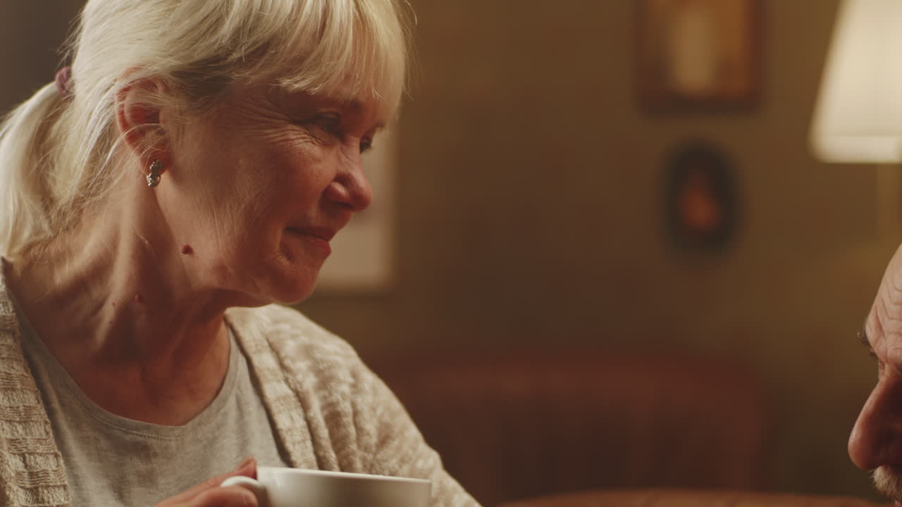 커피 를 함께 마시고 있는 노인 부부