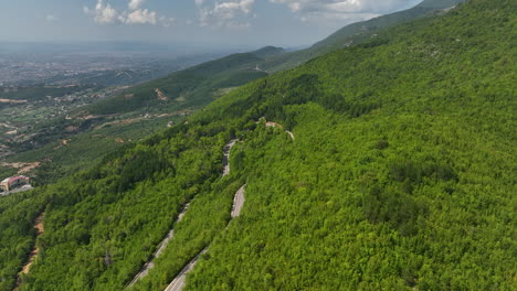 蜿蜒的山路和山顶, 远处的城市