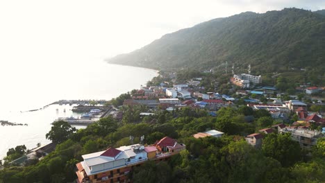 Vuelo-De-Drones-Sobre-El-Resort-De-Playa-En-Koh-Pha-Ngan-Al-Atardecer