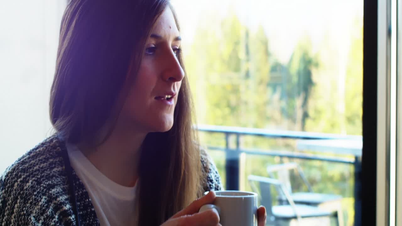 Mujer tomando café en un restaurante