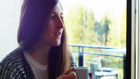 Mujer-Tomando-Café-En-El-Restaurante