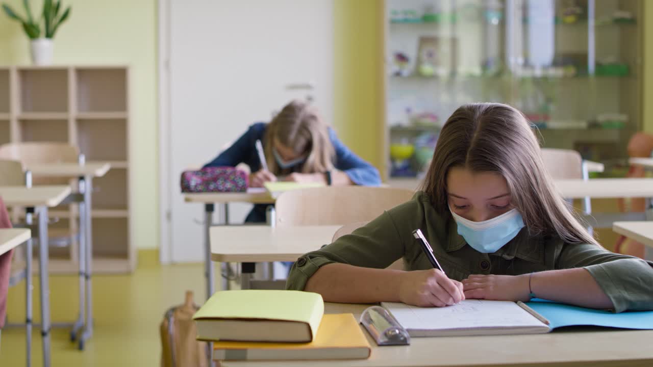 블랙보드 에 글 을 쓰는 학생 들 의 비디오