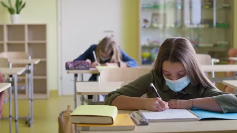 video de estudiantes escribiendo en el pizarrón