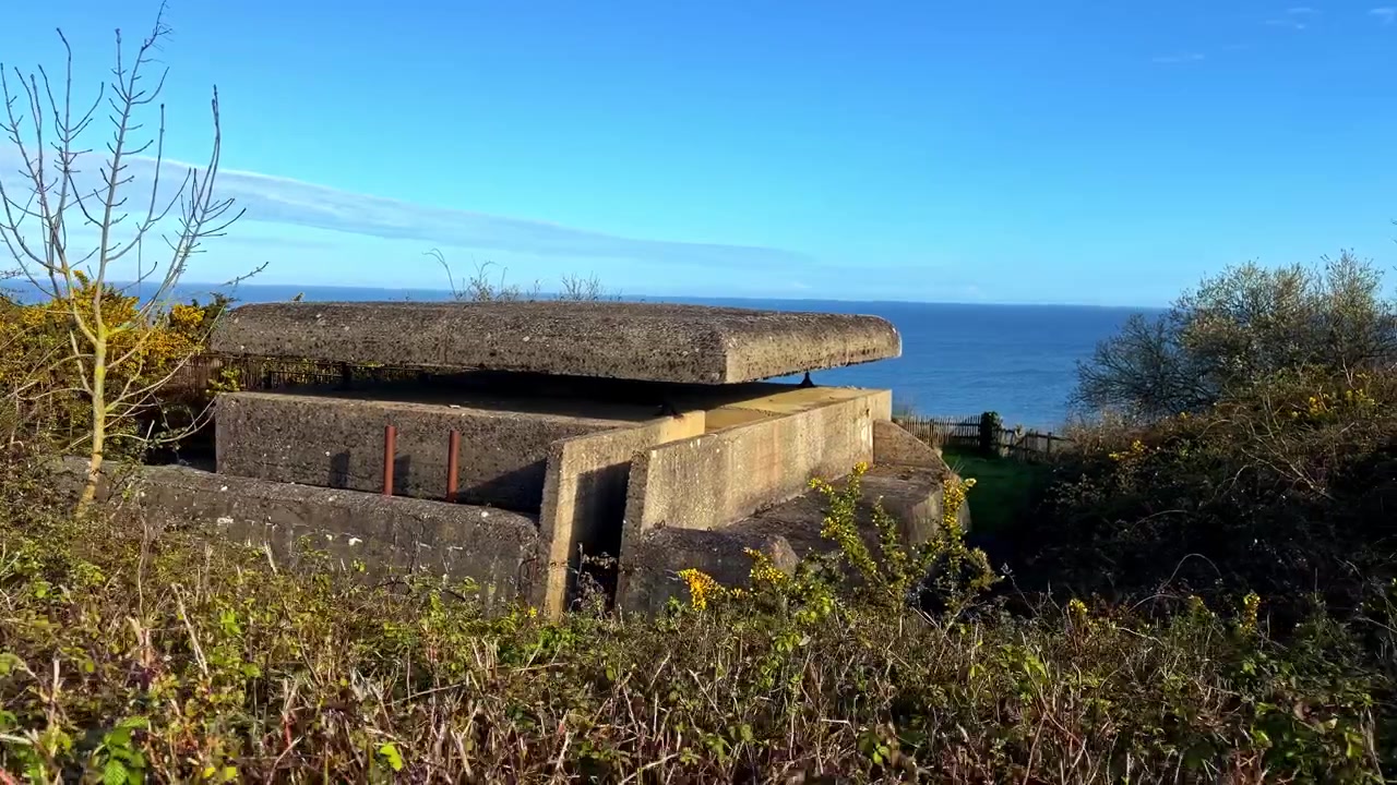 Una batteria costiera della Seconda Guerra Mondiale che si affaccia sul mare a Longues-sur-Mer, Francia.