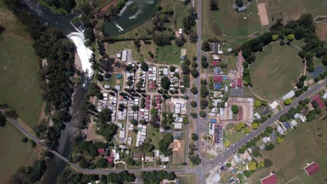 antena de la pequeña ciudad de thornton junto a un río que fluye y tierras de cultivo