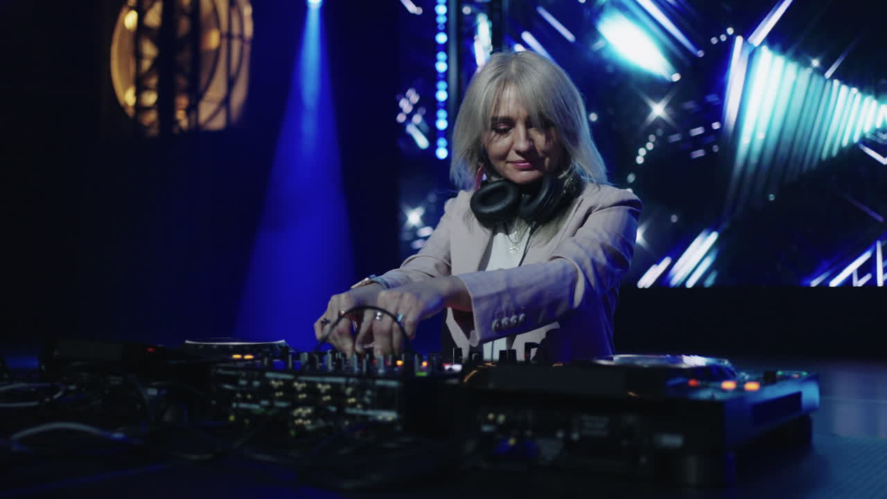 dj femenina actuando en un club nocturno