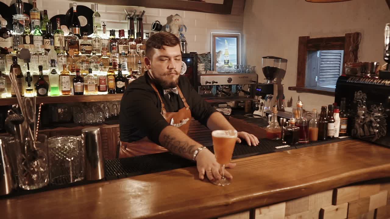 바텐더가 시골 바에서 테일을 준비하고 있다