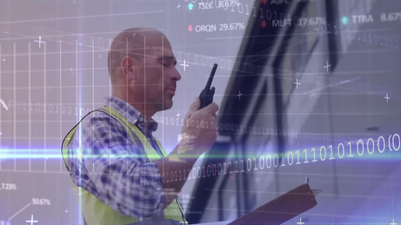 ecuaciones matemáticas sobre un trabajador de la obra hablando en la radio.