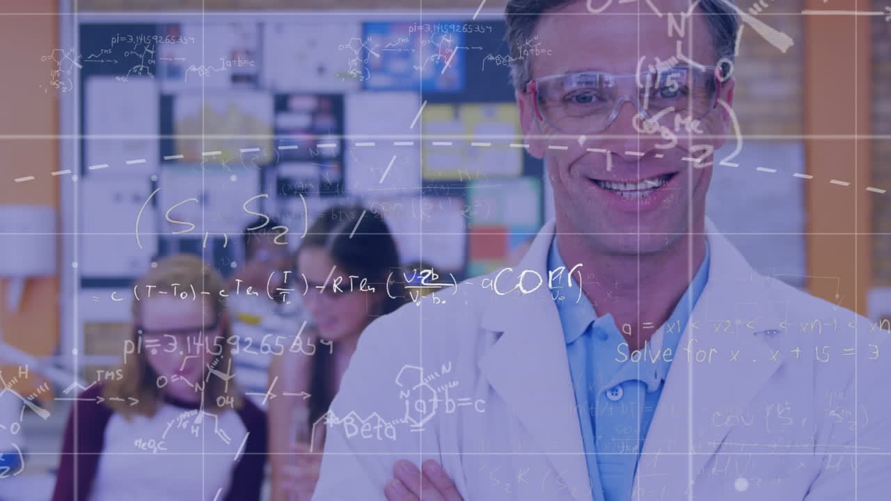 animación de sumas matemáticas y patrón abstracto sobre científico caucásico con los brazos cruzados.