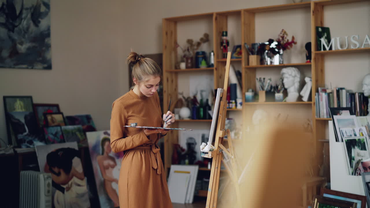 Donna che dipinge in uno studio d'arte