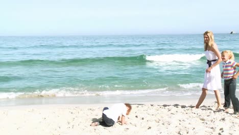 Familia-Jugando-Con-Una-Pelota-Grande-En-La-Playa