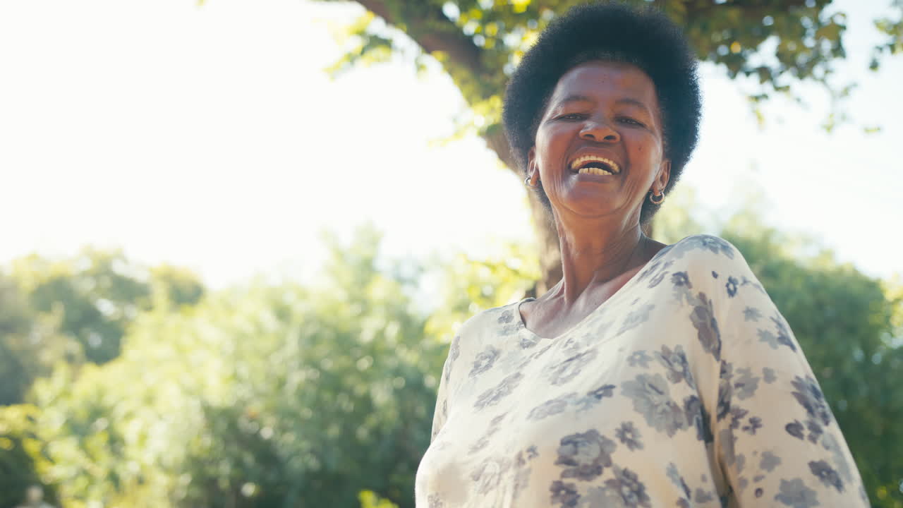 정원 공원 이나 시골 에서 야외 에 서 있는 미소 짓는 고령 여성 의 초상화