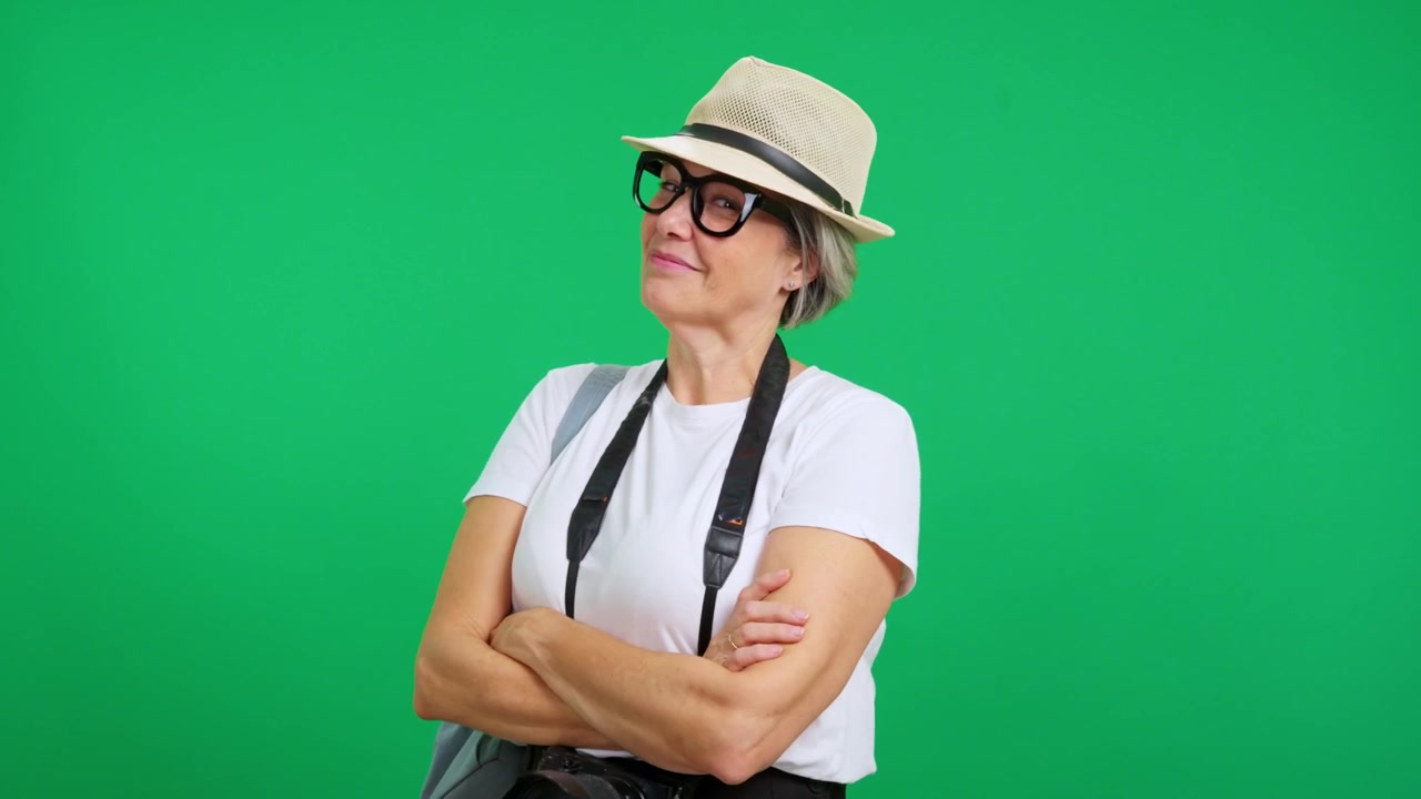 Turista Madura Fotografando com uma Câmera