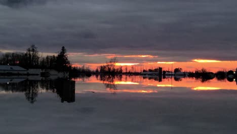 Espejo-Reflejo-Puesta-De-Sol-Fondo-Artístico-En-El-Tanque-De-Agua