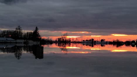 reflejo de espejo puesta de sol fondo artístico en el tanque de agua