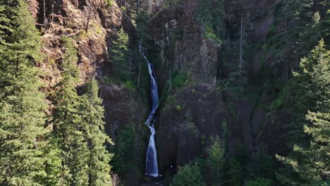 Toma-Aérea-De-Una-Grúa-De-Una-Cascada-En-El-Bosque