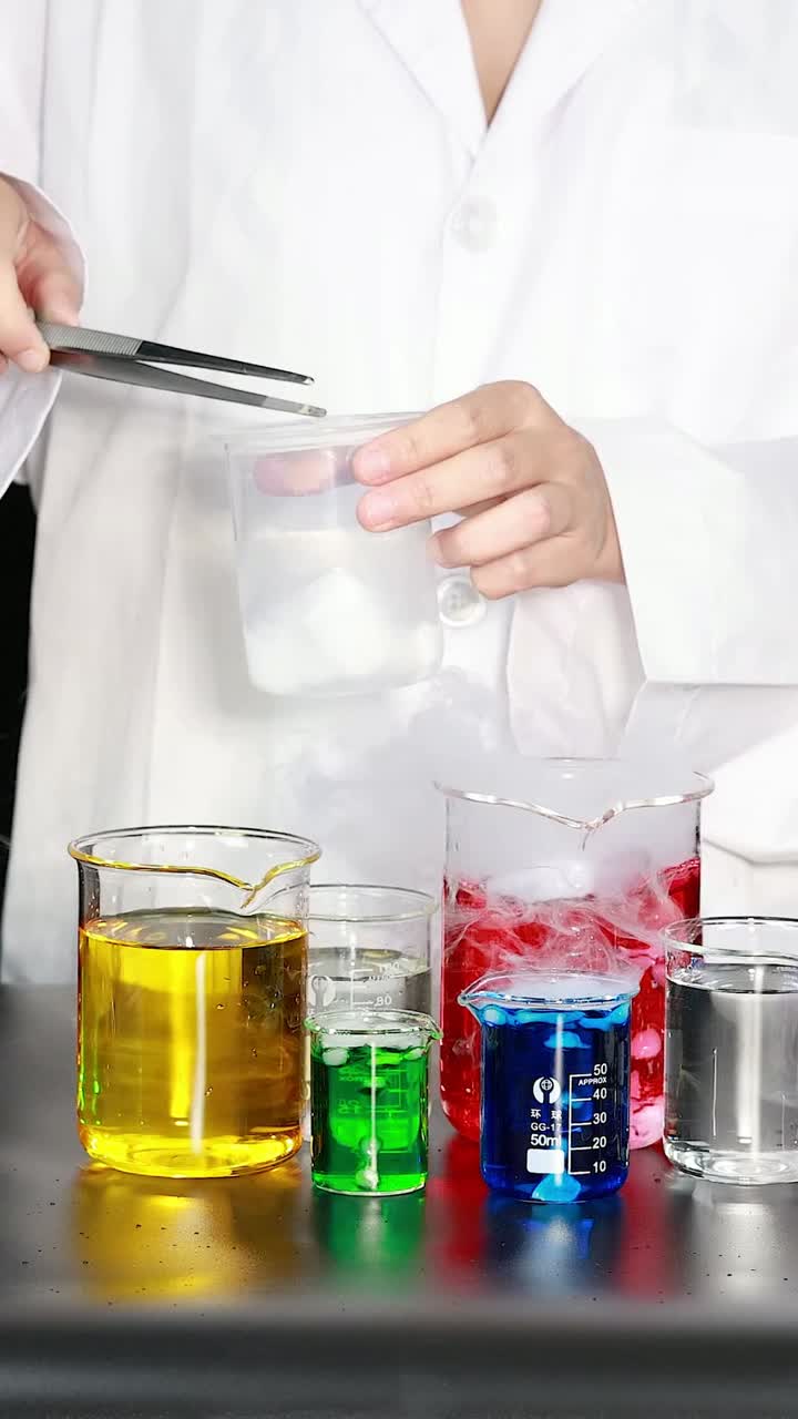 과학자가 다채로운 액체에 대한 실험을 수행합니다.