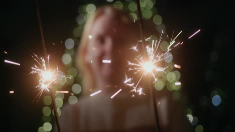 Glückliche-Frau-Mit-Wunderkerzen,-Die-Vor-Dem-Hintergrund-Eines-Weihnachtsbaums-Zu-Hause-Steht.