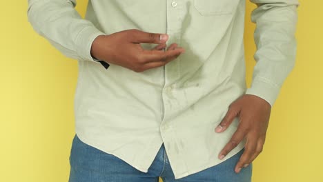 hombre con una camisa mojada