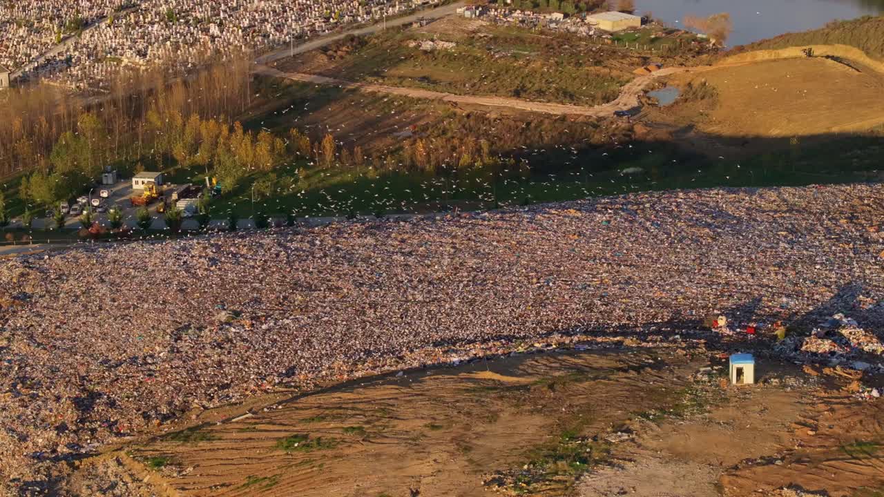 Filmagem de drone de uma área de descarte de lixo coberta por plástico e detritos