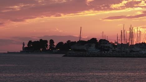 Zadar-Sonnenuntergang-über-Dem-Leuchtturm-In-Puntamika-Mit-Yachthafen-Und-Segelbooten