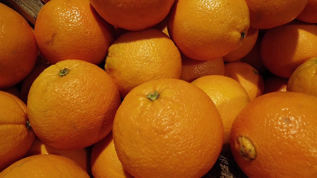 Arance fresche e succose in negozio
