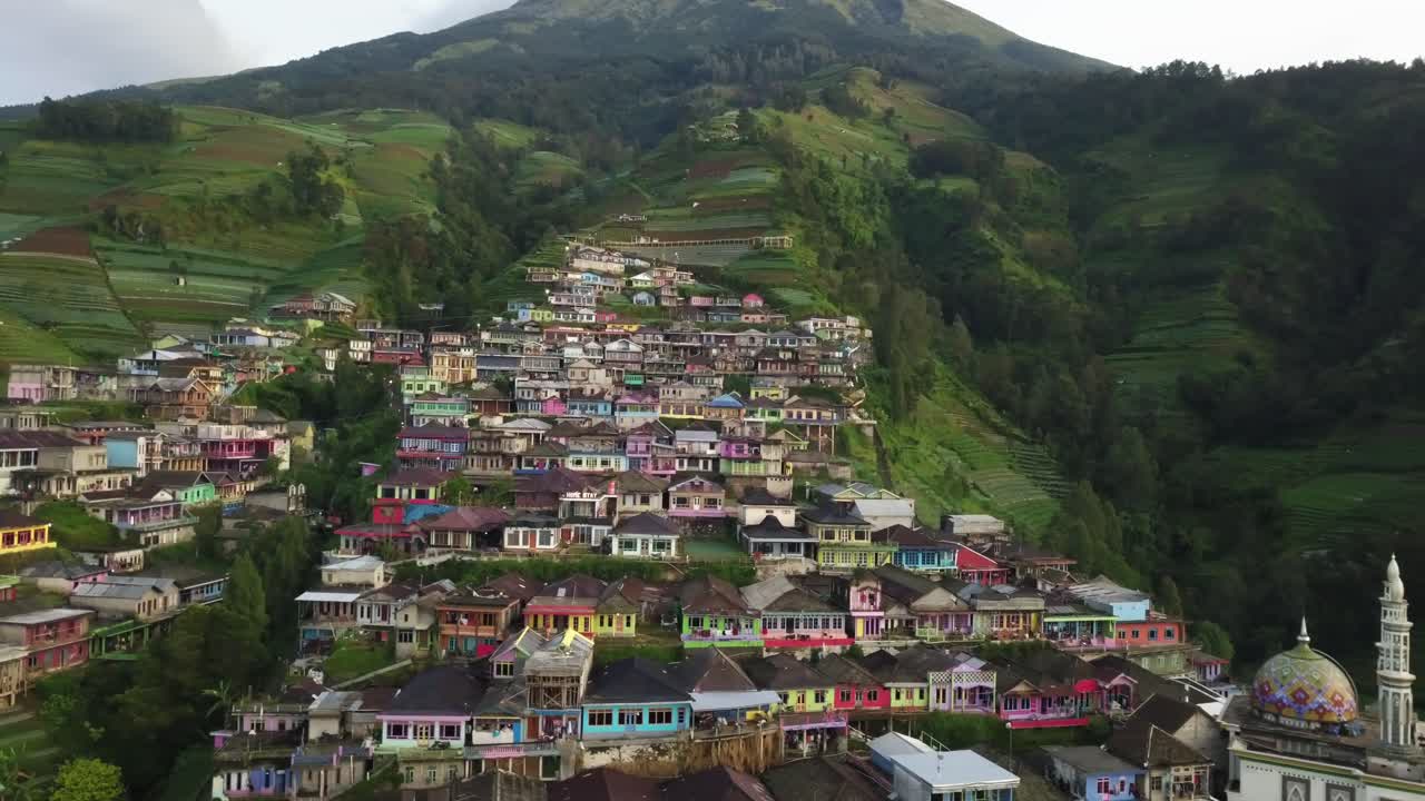 Veduta panoramica aerea del famoso villaggio Nepal Van Java con montagne verdi sulla cima e case multicolori sul pendio