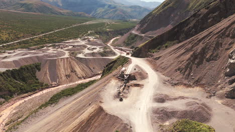 Vista-Aérea-Panorámica-De-Una-Cantera-De-Piedra-Caliza-Con-Maquinaria-Funcionando-En-Ella.