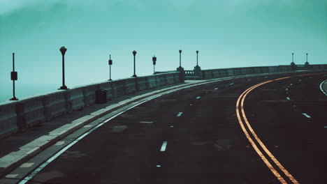 fragmento de puente vacío cerca de las montañas