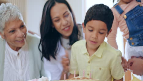 Familia-Feliz,-Niño-Pequeño-Y-Velas-Soplando