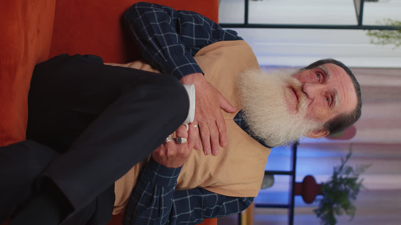 행복한 평온한 노인 미소 꿈꾸는 휴식, 휴식, 좋은 소식, 집 소파에서 만족감을 느 ⁇ 다