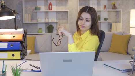 mujer de negocios joven y relajada trabajando desde casa en la computadora.