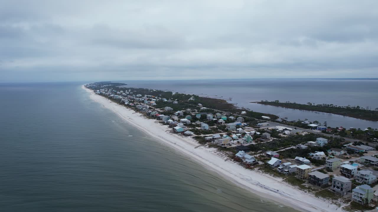 플로리다 주 걸프 카운티 케이프 산 블라스의 길고 웅장한만으로 들어옵니다.
