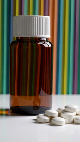 frasco de medicamentos y pastillas