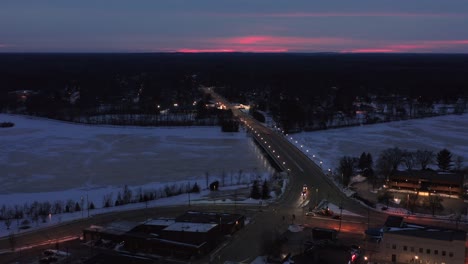 Aéreo,-Puente-De-La-Calle-Clark-En-El-Centro-De-Stevens-Point-Wisconsin-En-La-Noche-Durante-El-Invierno