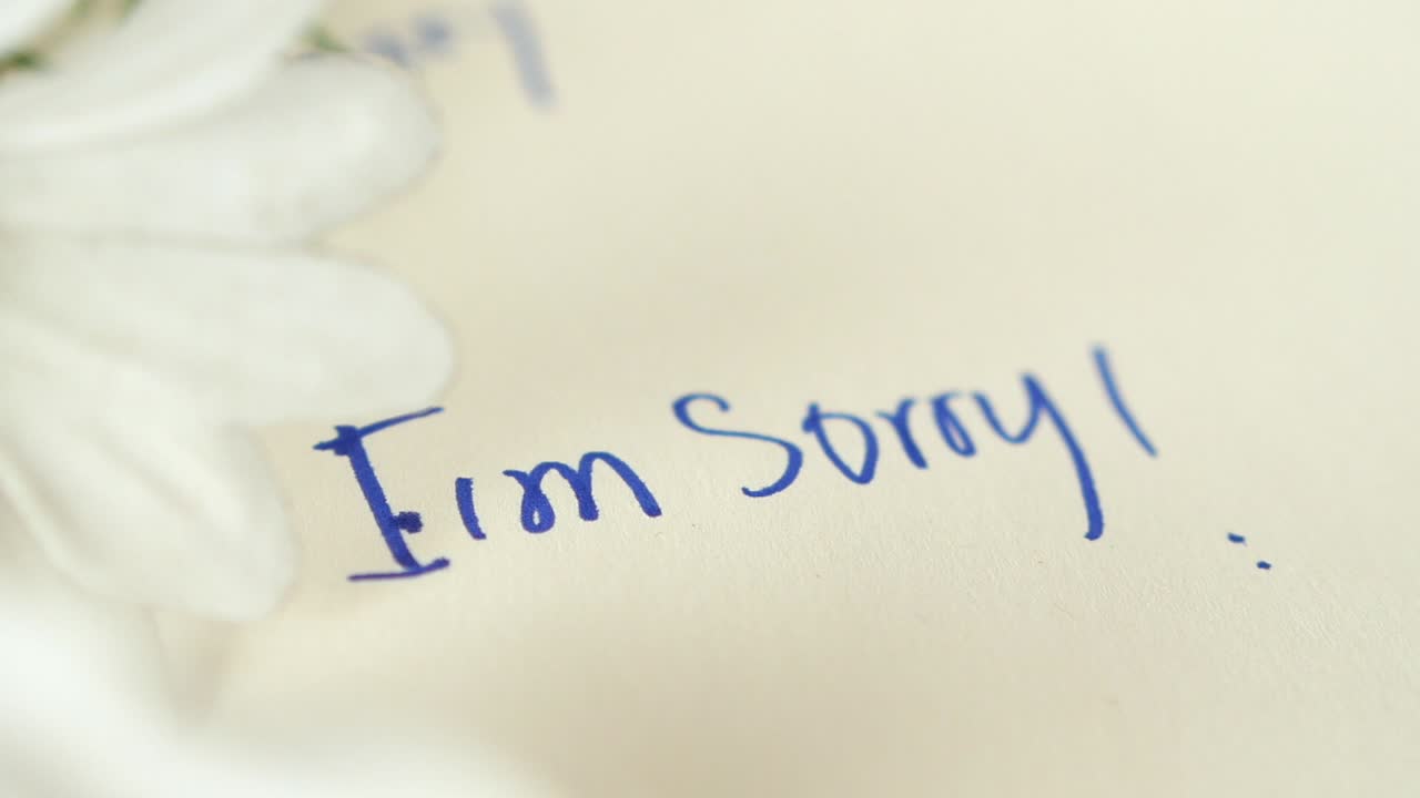 꽃과 결혼 반지와 함께 사과