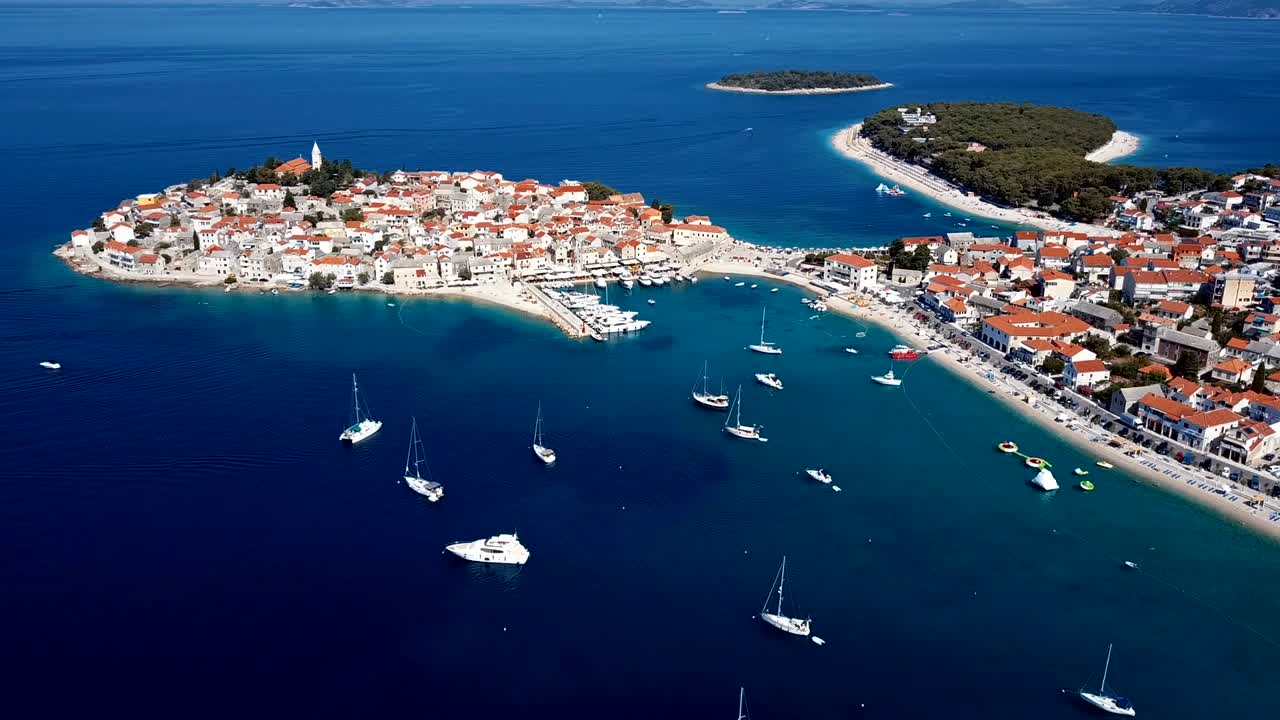 크로아티아의 아드리아 해변 도시인 프리모스텐의 마리나와 리조트의 공중 파노라마.
