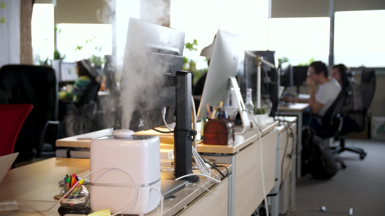 습기화 장치가 있는 현대적인 사무실 작업 공간