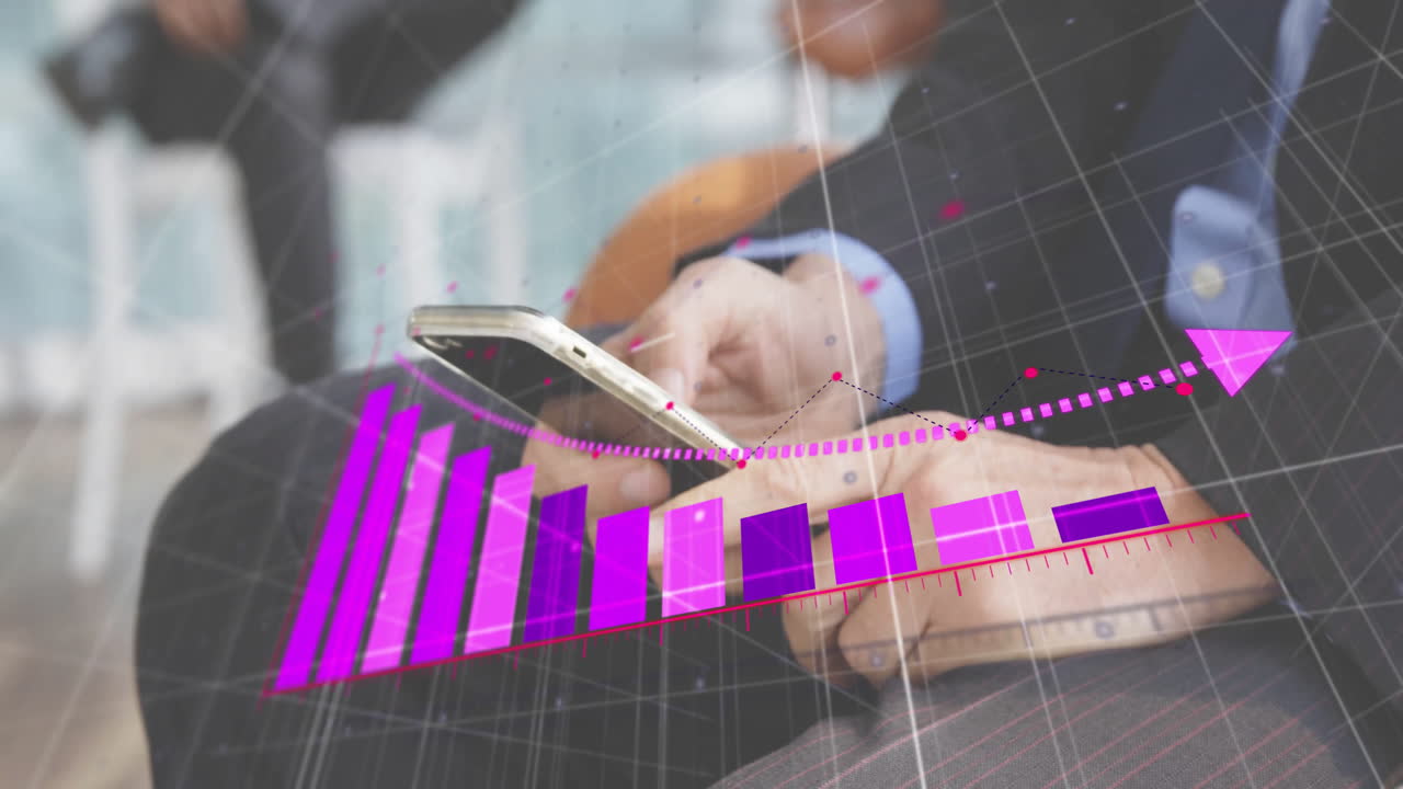 animación del procesamiento de datos financieros sobre un empresario caucásico que usa un teléfono inteligente