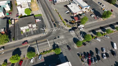 toma aérea en órbita de una intersección urbana en anacortes, wa