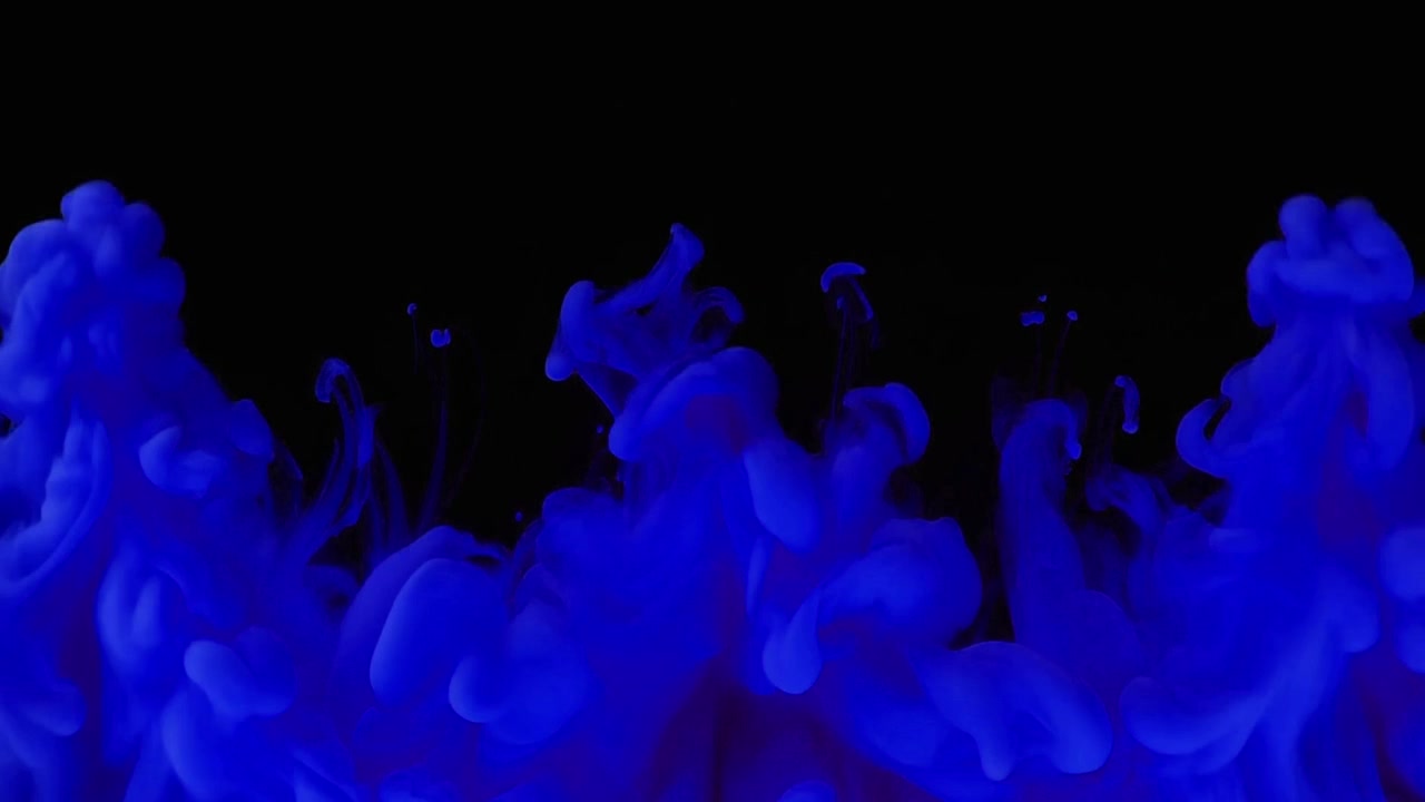 Inchiostro blu che si diffonde nell'acqua su sfondo nero